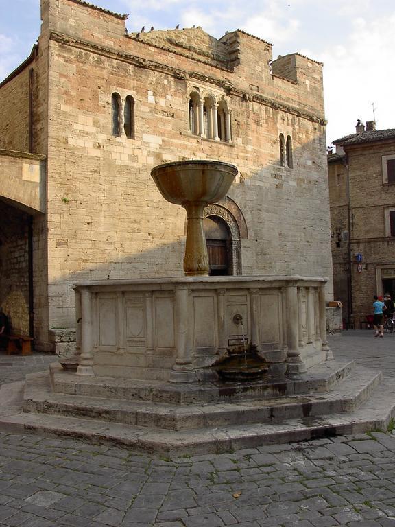Hotel Palazzo Brunamonti Bevagna Luaran gambar
