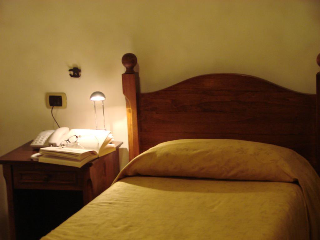 Hotel Palazzo Brunamonti Bevagna Luaran gambar