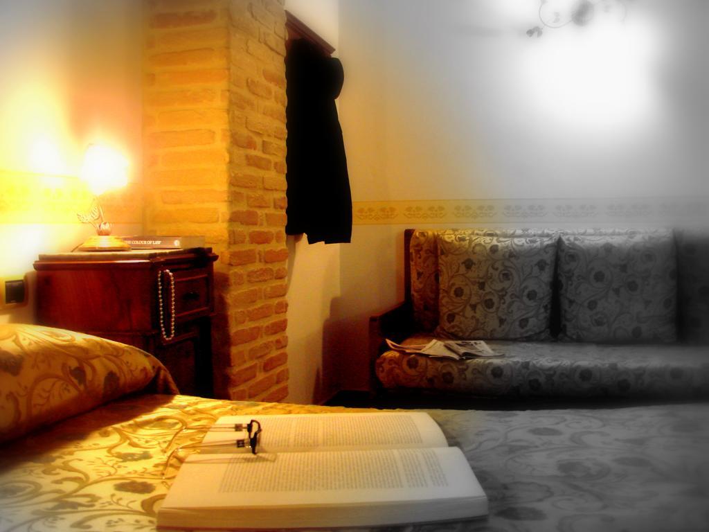 Hotel Palazzo Brunamonti Bevagna Luaran gambar