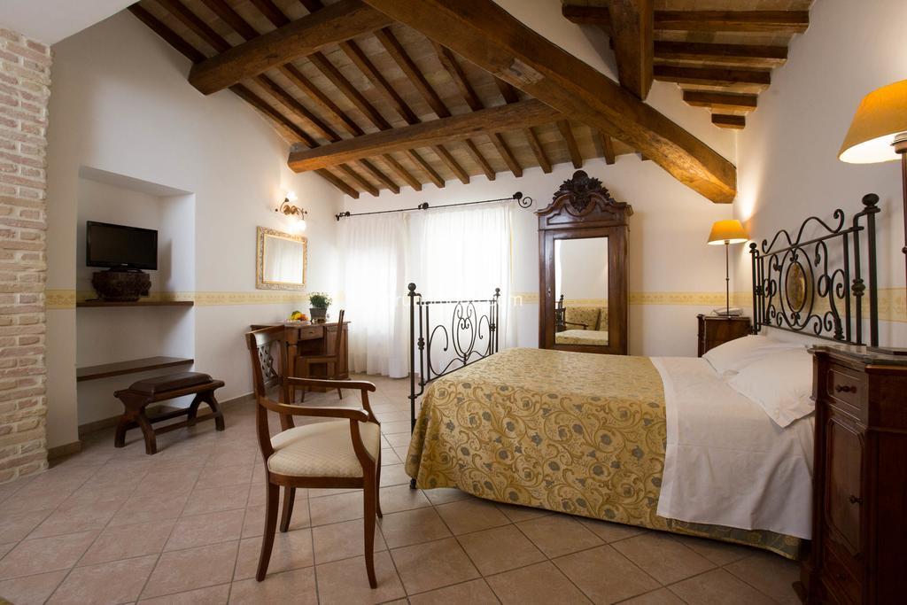 Hotel Palazzo Brunamonti Bevagna Luaran gambar